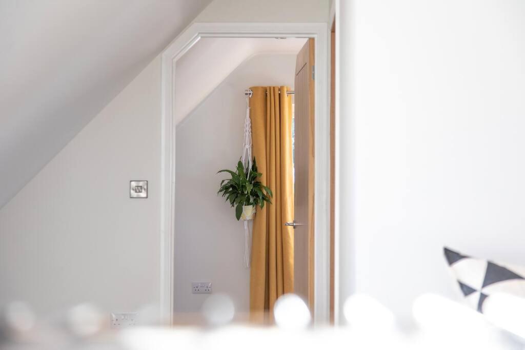 The Roost - A Bird's Eye View In The Countryside Apartment *